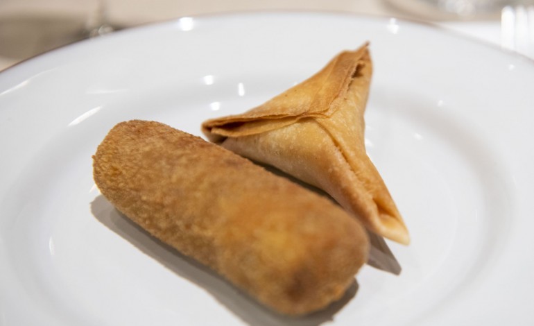 Começámos com uma chamuça de caril e um croquete. Dois fritos muito bem executados