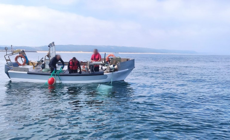 estacao-salva-vidas-da-nazare-resgata-homem-de-embarcacao-de-recreio-que-estava-a-afundar