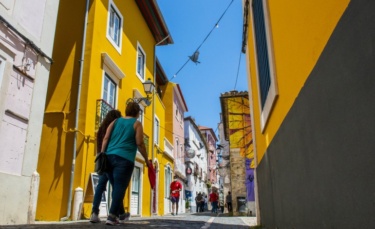 lojistas-e-moradores-pedem-rua-direita-em-leiria-fechada-ao-transito