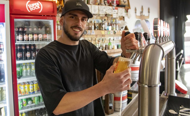 Leonardo Vieira que, além de estagiar num ginásio para terminar a licenciatura, trabalha também num bar, num café e numa barbearia