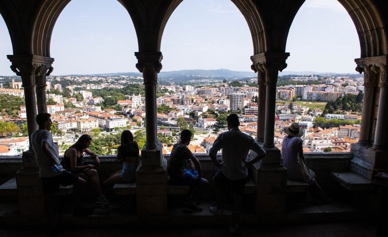 hoje-tambem-se-brinca-ao-carnaval-no-castelo-de-leiria