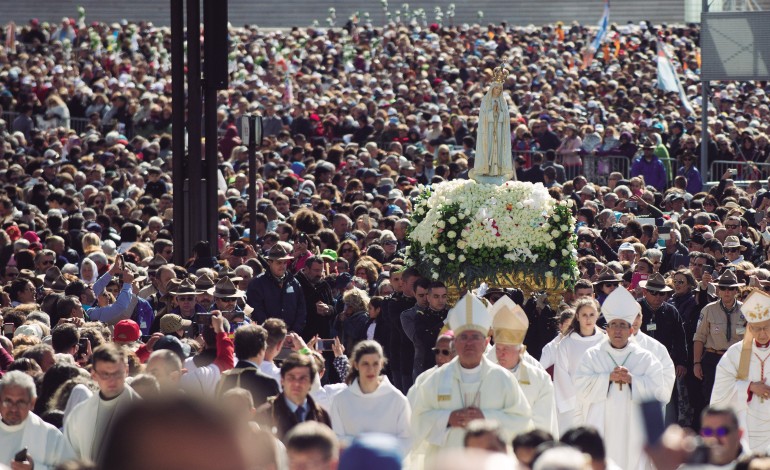 vestida-de-branco-a-imagem-de-nossa-senhora-de-fatima