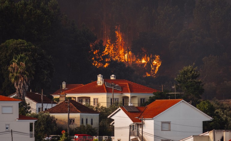 Chamas rondaram casas na Caranguejeira