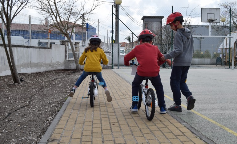 Vasco  Bernardo, Mateus Coelho e Francesca  Fonseca  contam que estão a adorar as novas aulas de bicicleta na escola