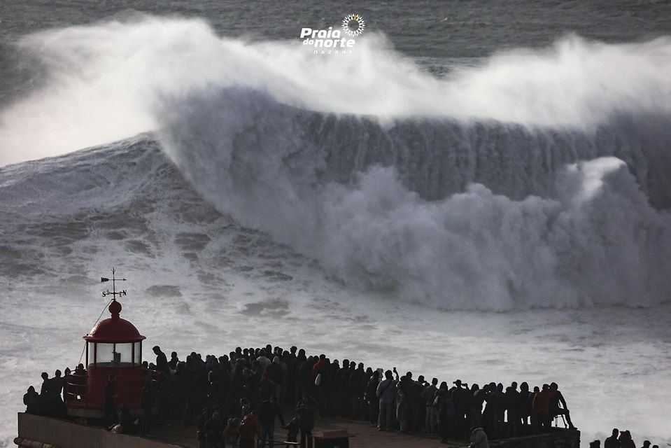 As imagens sempre incríveis de um dia de ondas grandes na Nazaré