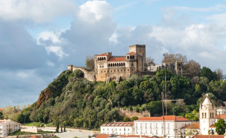 castelo-de-leiria-vai-estar-iluminado-de-roxo-na-terca-feira-sabe-porque