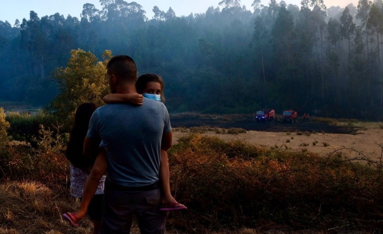 Incêndio chegou a mobilizar mais de uma dezena de meios aéreos durante a tarde