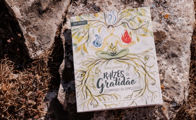 Livro tem capa pintada à mão em aguarela