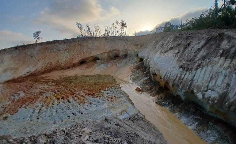 moradores-denunciam-descargas-de-efluentes-camara-de-leiria-embarga-obra