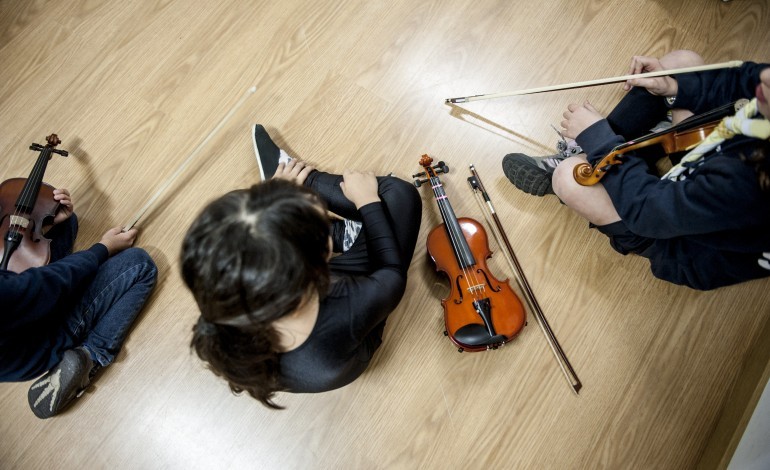 dancas-e-cantares-tradicionais-vao-juntar-criancas-e-idosos-para-mitigar-a-solidao