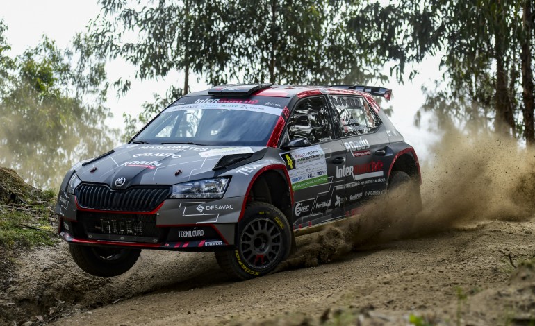 Ernesto Cunha, navegado por Rui Raimundo, conduz um Skoda Fabia Rally2 Evo