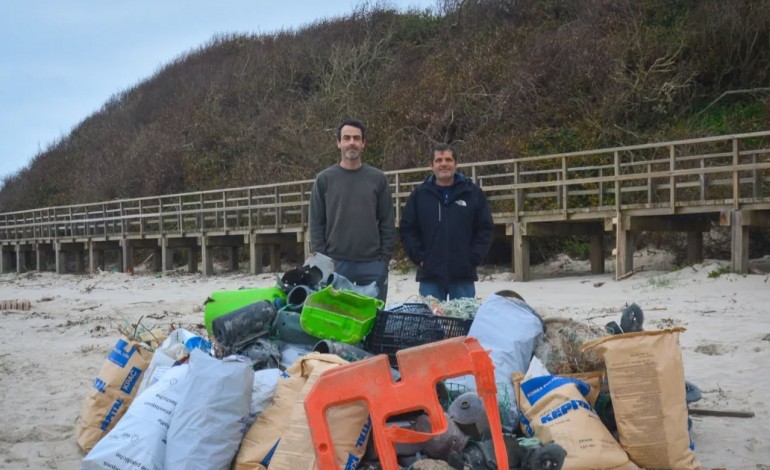 voluntarios-retiram-300-quilos-de-lixo-da-praia-de-paredes-da-vitoria