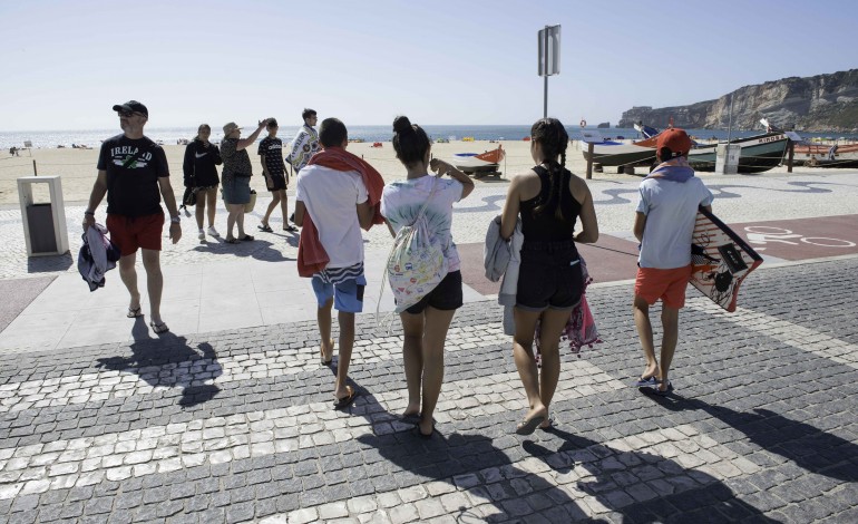 ja-se-pode-ir-de-novo-a-banhos-na-praia-da-nazare