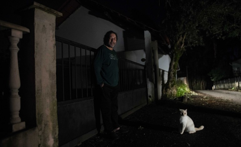 Isidro Rosário lamentava o facto de ter de passar mais uma noite com frio dentro de casa