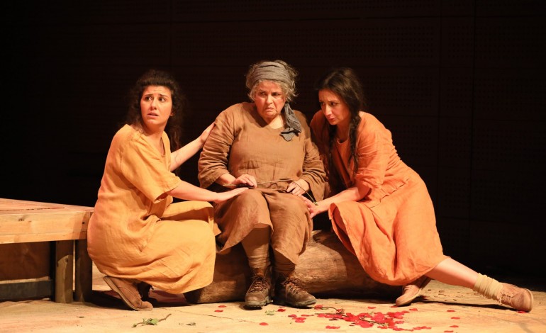 teatro-da-rainha-mae-e-filhas-matam-o-pai-e-marido-na-estreia-de-um-texto-de-angus-cerini-em-portugal