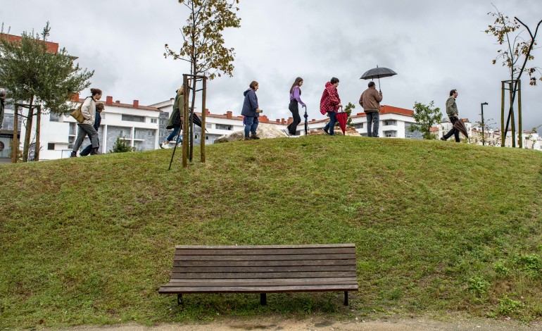 jardim-da-almuinha-com-linha-vermelha-entre-o-paraiso-e-a-cidade-de-leiria