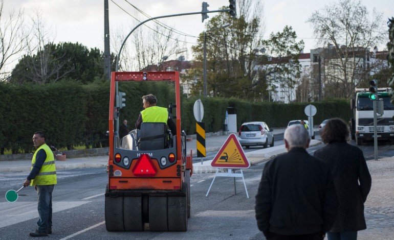 moradores-e-lojistas-contestam-obras-na-estrada-da-gandara-8338