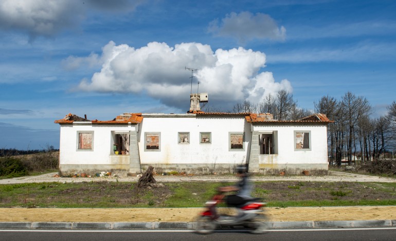 Antiga casa florestal, localizada junto à designada Estrada da Praia, em Vieira de Leiria