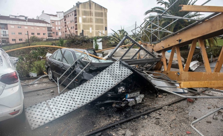 Grua caiu sobre nove veículos no Vale Sepal e sobre uma varanda