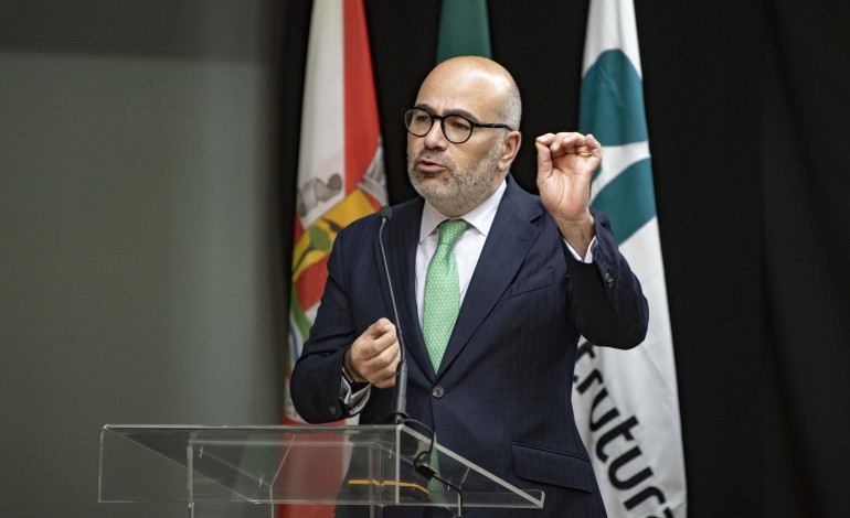 ministro-pinto-luz-garante-apoio-para-metrobus-na-regiao-de-leiria