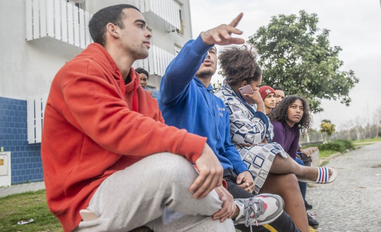 Jovens do bairro reclamam um espaço onde possam conviver