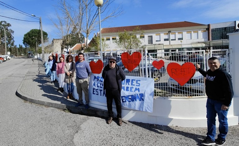 Professores colocaram, esta manhã, vários corações vermelhos no gradeamento da escola