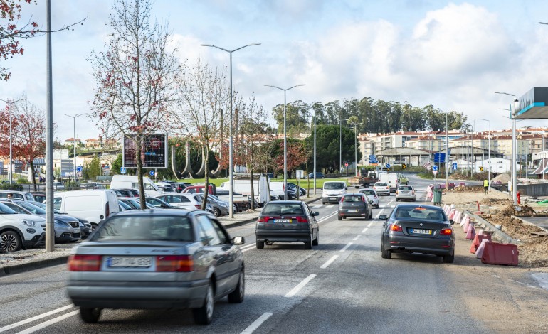 rotunda-d-dinis-camara-aprova-obras-e-so-depois-estuda-problema-do-transito