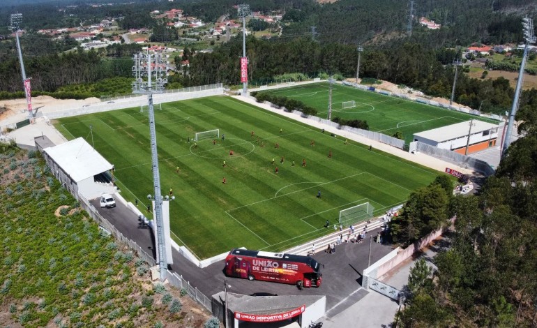 Uma centena de apoiantes viram ontem pela primeira vez, na nova época, 22 jogadores em acção no relvado