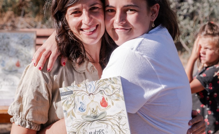 Susana Laranjeiro (á esq.ª) acompanhada de uma colaborada do Pé Descalço, durante a apresentação do livro