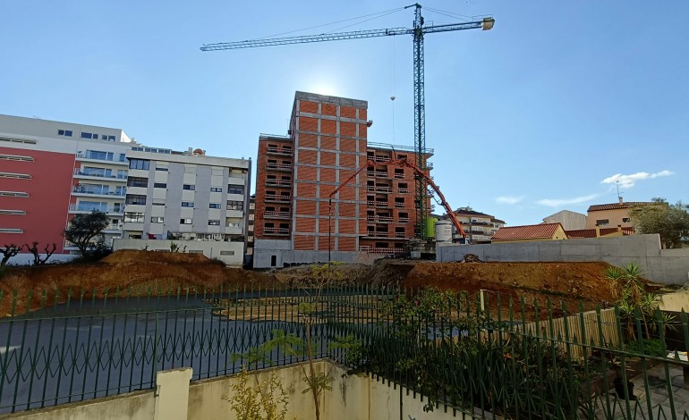 moradores-contestam-construcao-de-predio-com-11-pisos-em-leiria